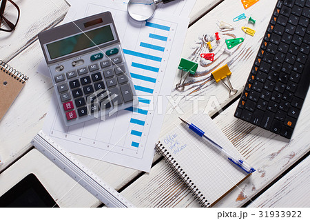 Various office supplies. 31933922