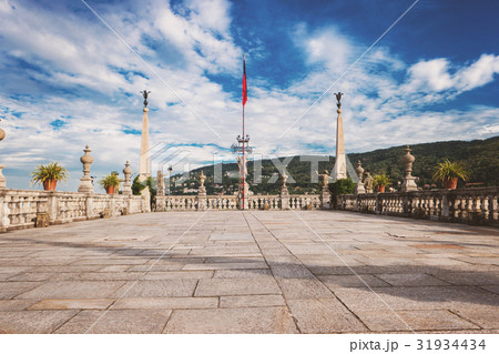 Old statues and flag. 31934434