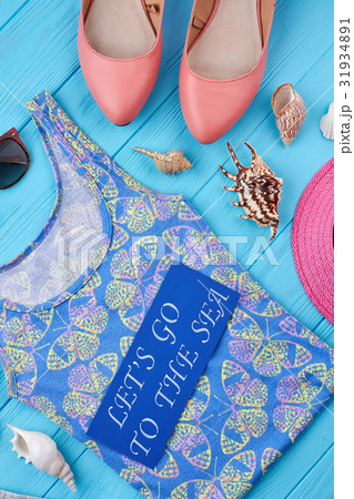 Bright female summer beach items. 31934891