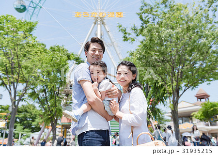 ３人家族、家族旅行、テーマパーク、遊園地 31935215