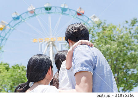 3人家族、家族旅行、テーマパーク、遊園地 3人家族、家族旅行、テーマパーク、遊園地 31935266