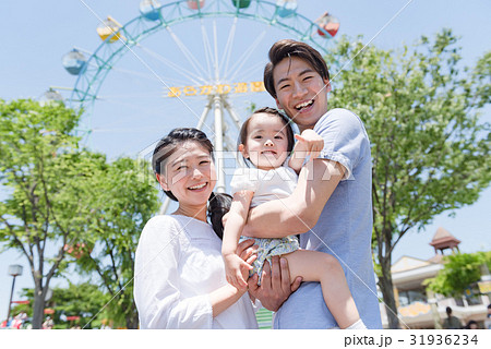 3人家族 家族旅行 テーマパーク 遊園地の写真素材