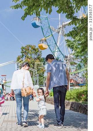 3人家族、家族旅行、テーマパーク、遊園地 31936377