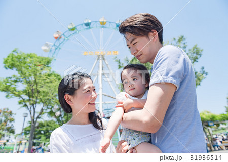 3人家族、家族旅行、テーマパーク、遊園地 31936514