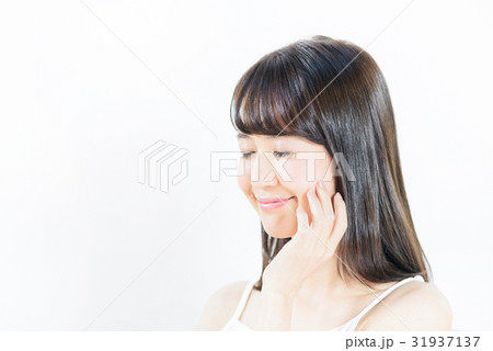 ビューティ　白バック　女性 31937137