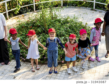 Group of student is on a field trips Group of student is on a field trips 31943087