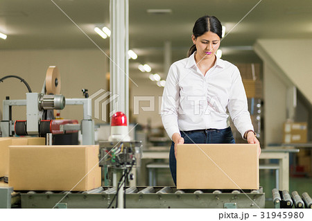 配送センター 31945980