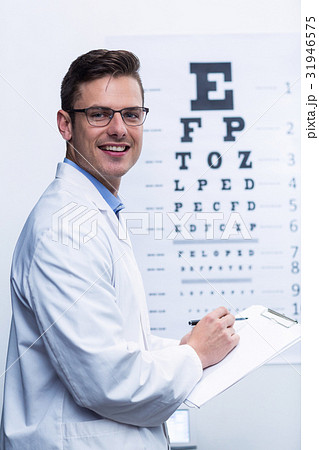 Optometrist writing on clipboard Optometrist writing on clipboard 31946575
