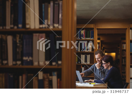 Mature students working together in college library 31946737