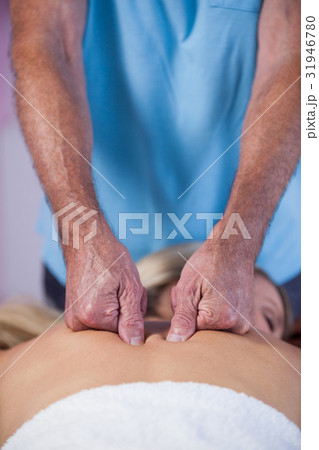 Woman receiving back massage from physiotherapist 31946780