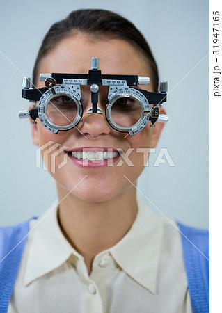 Female patient wearing messbrille during eye examination Female patient wearing messbrille during eye examination 31947166
