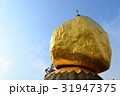 ミャンマーにある光り輝く大岩「ゴールデンロック」 31947375