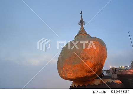 ミャンマーにある光り輝く大岩「ゴールデンロック」 31947384