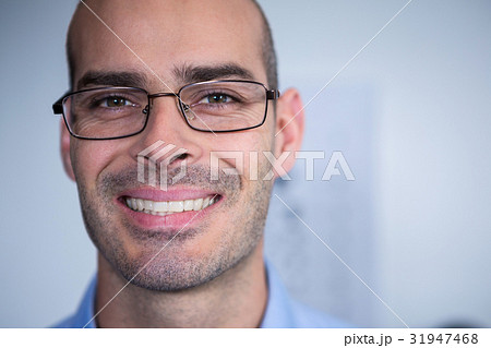 Optometrist wearing spectacles in ophthalmology clinic 31947468
