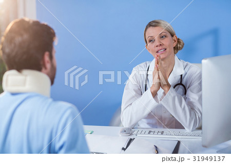 Physiotherapist interacting with patient 31949137