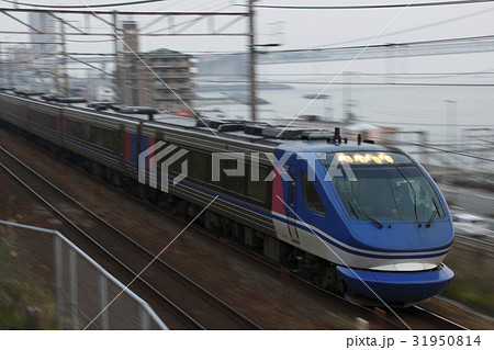 明石付近を行く特急スーパーはくと号（HOT7000系：京都⇔鳥取） 31950814