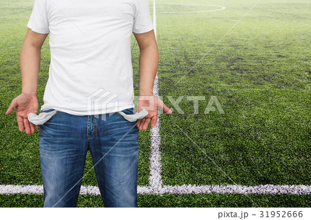 Man showing his empty pockets Man showing his empty pockets 31952666