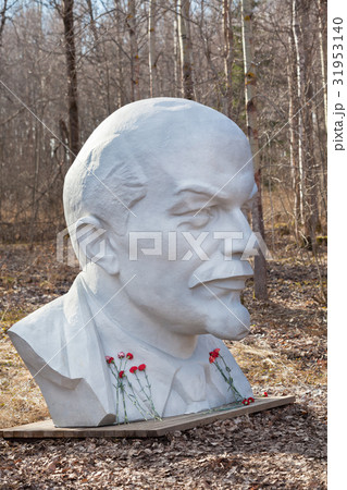 Monument of Lenin in park of Razliv lake Monument of Lenin in park of Razliv lake 31953140