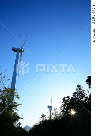 風力発電の風車　日暮れ前 31954458