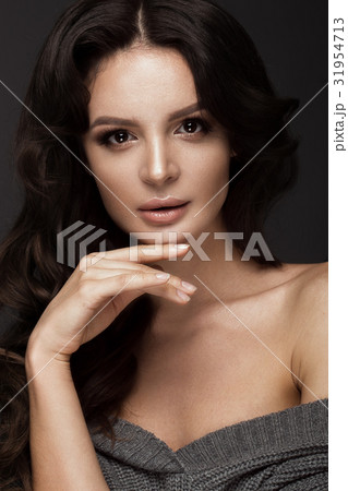 Beautiful woman with healthy skin and hair curls 31954713