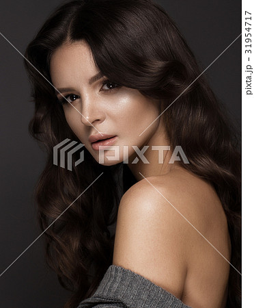 Beautiful woman with healthy skin and hair curls Beautiful woman with healthy skin and hair curls 31954717