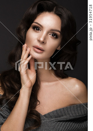 Beautiful woman with healthy skin and hair curls Beautiful woman with healthy skin and hair curls 31954718
