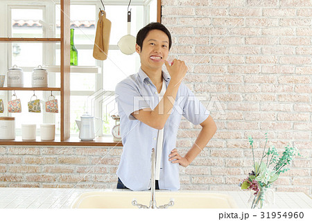 歯磨きする男性 31954960