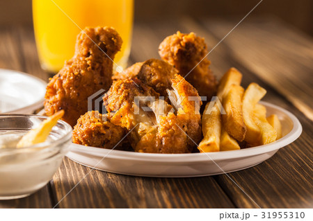 Crisp crunchy chicken wings with chips 31955310