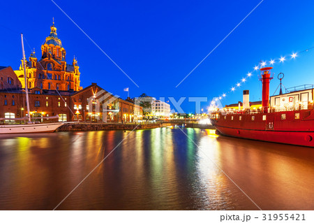 Night view of the Old Town in Helsinki, Finland 31955421