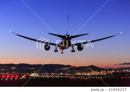 大阪国際空港 黄昏時の飛行機 大阪国際空港 黄昏時の飛行機 31956237