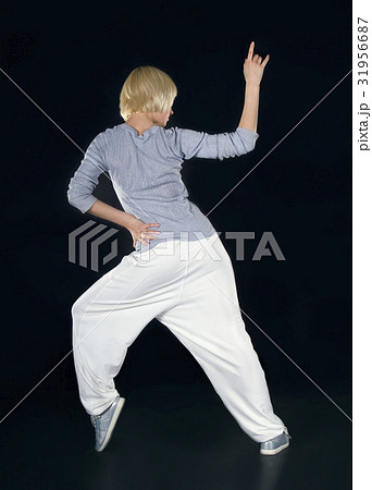 Teenage girl dancing hip-hop in the darkness 31956687