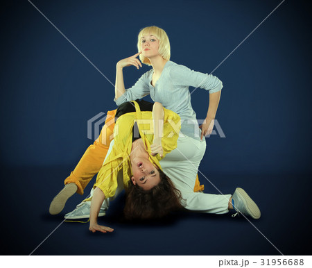 Teenagers dancing breakdance in action 31956688