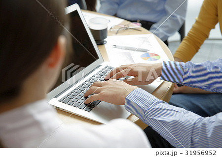 ノートパソコンを使う男性 31956952