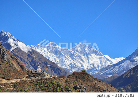 lobche and amadablam from everest trek lobche and amadablam from everest trek 31957582