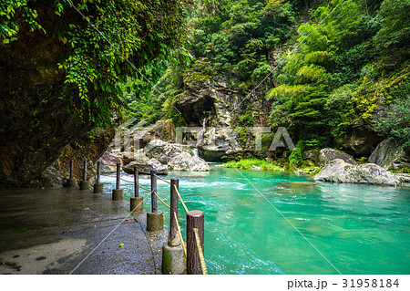 高知県の秘境にある神秘の渓谷「中津渓谷」で、仁淀ブルーを体験せよ! 高知県の秘境にある神秘の渓谷「中津渓谷」で、仁淀ブルーを体験せよ! 31958184