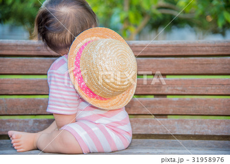 麦わら帽子を首にかける赤ちゃん 31958976