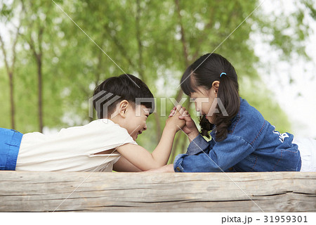 子供同士 子供のみ 子供だけの写真素材