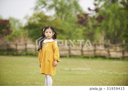 二つ結び ツインテール 少女 31959415