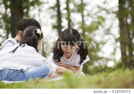 座る 子供同士 子供のみ 31959475