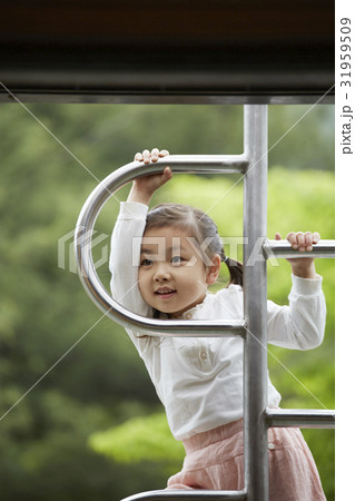 とっつき ぶら下がる 少女 31959509