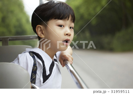 眺める 外を見る 少年 31959511