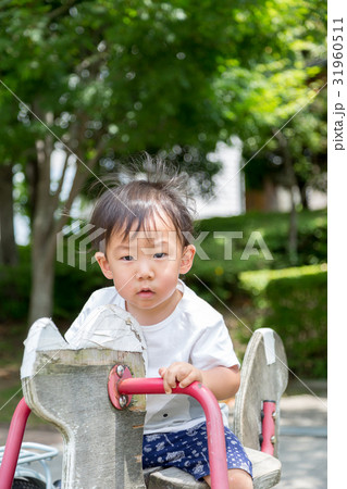 公園で遊ぶ男児 公園で遊ぶ男児 31960511