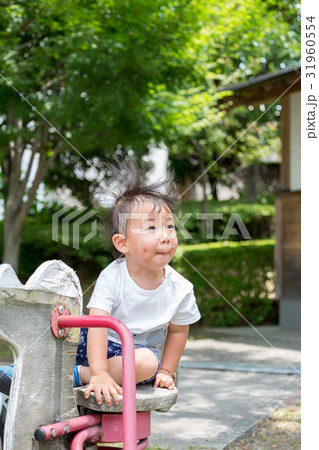 公園で遊ぶ男児 公園で遊ぶ男児 31960554