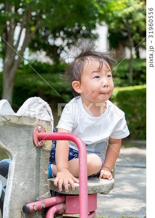 公園で遊ぶ男児 公園で遊ぶ男児 31960556
