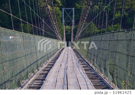 気合を入れて渡ります 31961425