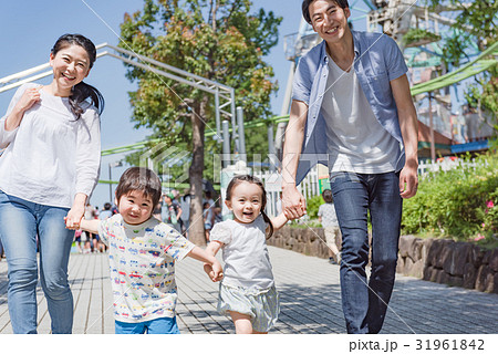 4人家族 家族旅行 テーマパーク 遊園地の写真素材