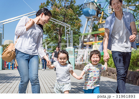 4人家族、家族旅行、テーマパーク、遊園地 31961893