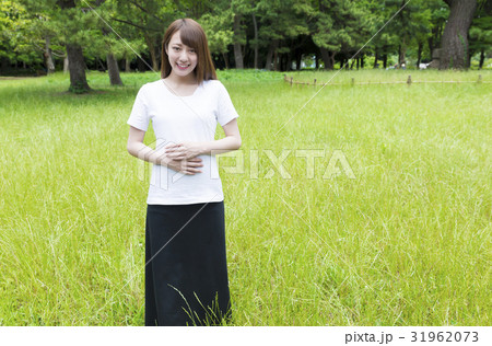 新緑の公園に立つ若い女性 新緑の公園に立つ若い女性 31962073