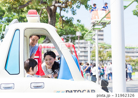 3人家族、家族旅行、テーマパーク、遊園地 3人家族、家族旅行、テーマパーク、遊園地 31962326