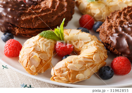 Beautiful horseshoe cakes with almonds 31962855